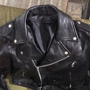 Optional removable liner equipped. Has 4 outside and two inside pockets.